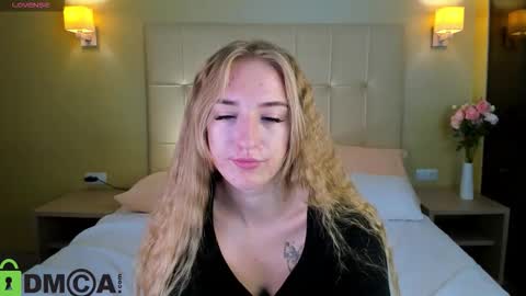 Snapshot of stacy_riiver chatting on September 24, 2025, 7:55 am Stacy Mon Tue Wed Thu Fri Sun GMT GMT 3 1000am - 0400pm online show from September 24, 2025, 7:55 am