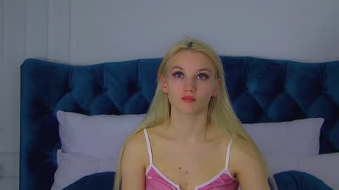 StacyEvances online show from September 19, 2025, 6:04 am