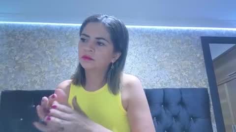 Estella online show from December 3, 2025, 8:29 pm