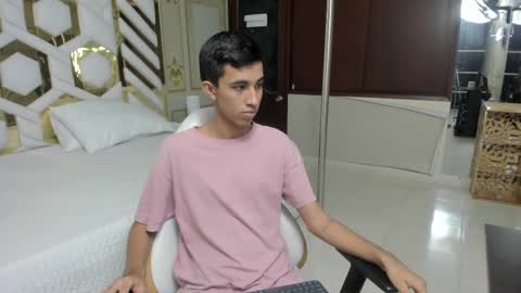 Snapshot of stiilman_hots chatting on February 19, 2025, 6:33 am stiilman_hots online show from February 19, 2025, 6:33 am