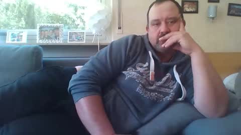 stoned1983 online show from April 22, 2026, 8:28 am