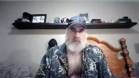 Snapshot of straightbear4you chatting on October 15, 2025, 9:48 pm Straightbear4you online show from October 15, 2025, 9:48 pm