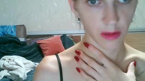 Snapshot of strawberry_storm chatting on October 4, 2025, 12:08 am Strawberry Storm online show from October 4, 2025, 12:08 am