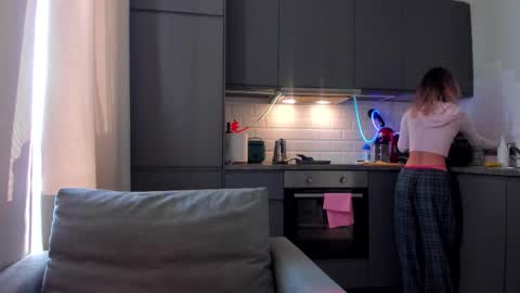 Snapshot of strawberrypie99 chatting on October 17, 2025, 9:12 am Tati and Lola online show from October 17, 2025, 9:12 am