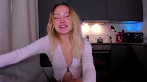 Snapshot of strawberrypie99 chatting on January 9, 2026, 1:03 pm Tati and Lola online show from January 9, 2026, 1:03 pm