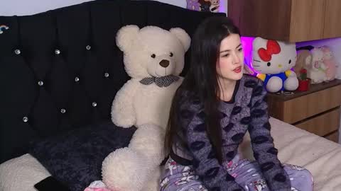 sttrawberry online show from November 19, 2025, 3:06 am