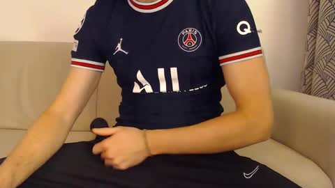 Stud From Paris online show from February 9, 2025, 3:34 pm