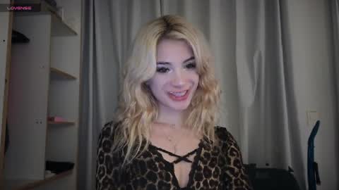 Sofa online show from April 8, 2026, 9:59 pm