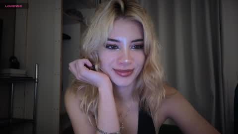 Sofa online show from April 11, 2026, 8:57 pm