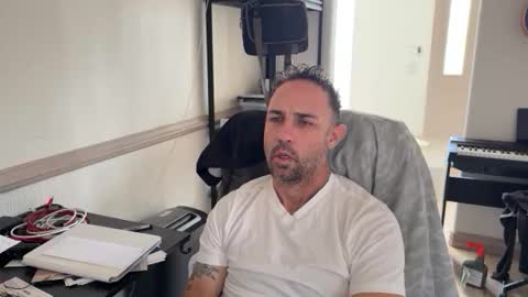 Snapshot of stukeswg chatting on April 21, 2026, 3:39 pm Simon online show from April 21, 2026, 3:39 pm