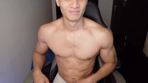 stylish man online show from November 20, 2025, 1:33 pm