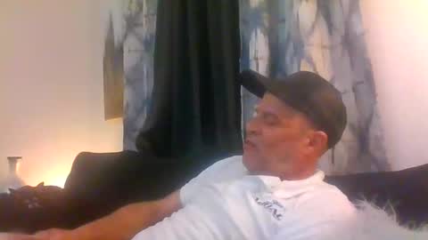 SUCKITU812 online show from January 7, 2026, 3:42 am