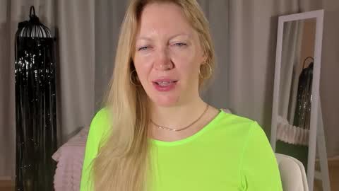 sugamomy online show from November 5, 2025, 1:16 am