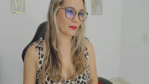 sugar_milff online show from October 8, 2025, 3:20 pm