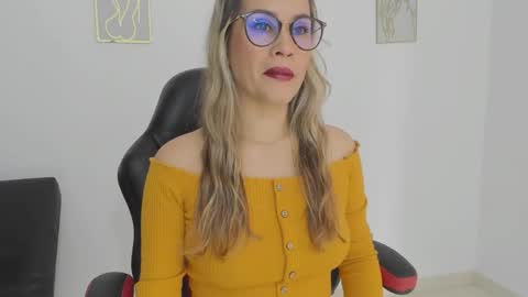 sugar_milff online show from November 6, 2025, 2:18 pm