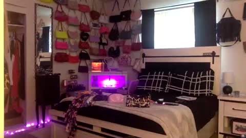 lexie online show from April 16, 2026, 1:28 am