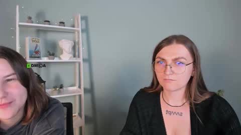 sun_julia online show from November 10, 2025, 3:44 pm