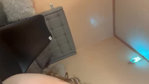 Mia online show from February 14, 2025, 2:54 pm