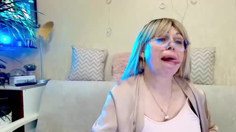 Snapshot of susienoreen chatting on March 7, 2025, 5:08 am SusieNoreen online show from March 7, 2025, 5:08 am