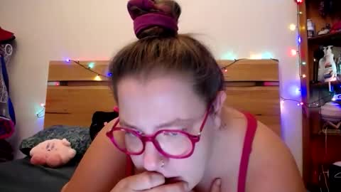 suzie stardust online show from February 21, 2026, 10:27 am