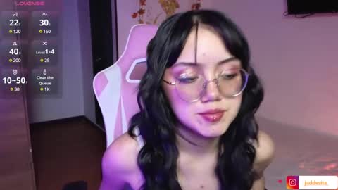 Snapshot of suzumi_ chatting on January 7, 2025, 6:35 pm Jadde online show from January 7, 2025, 6:35 pm