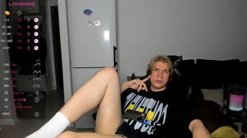 Snapshot of swag_mua chatting on October 6, 2025, 7:44 pm Swen online show from October 6, 2025, 7:44 pm