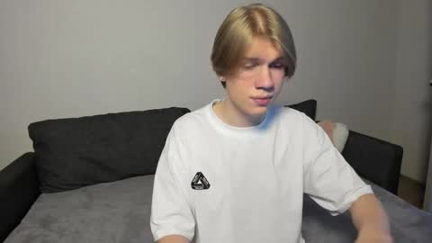 Snapshot of swag_mua chatting on October 22, 2025, 9:25 pm Swen online show from October 22, 2025, 9:25 pm