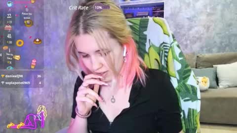 Snapshot of sweeet_bee chatting on January 22, 2025, 9:02 am Melisa online show from January 22, 2025, 9:02 am