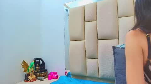 Amye  online show from November 11, 2025, 7:25 pm