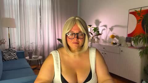 Snapshot of sweet_car0line_ chatting on April 23, 2026, 5:52 am Caroline online show from April 23, 2026, 5:52 am