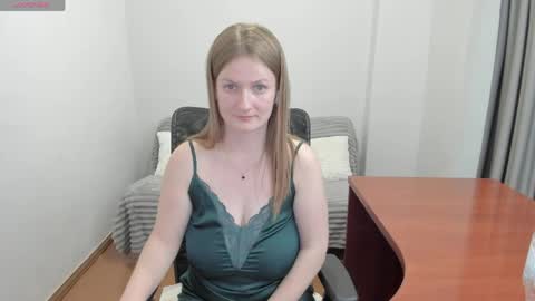 Mila online show from April 16, 2026, 9:39 pm