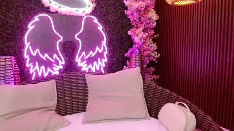 Roxanee online show from April 6, 2026, 8:54 pm