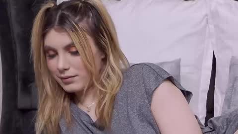 Snapshot of sweetanisia chatting on April 16, 2026, 6:25 am Anisia online show from April 16, 2026, 6:25 am