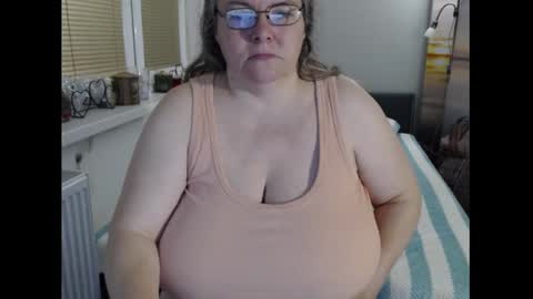 Sweetboobs85h online show from December 15, 2025, 8:35 pm