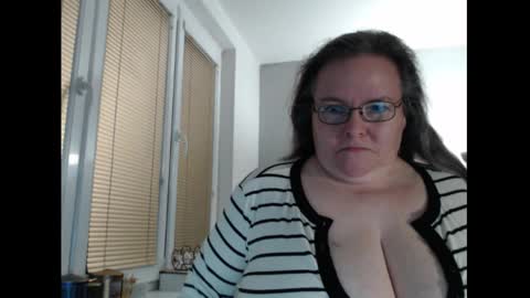 Sweetboobs85h online show from February 6, 2026, 10:02 pm