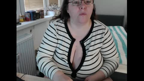 Snapshot of sweetboobs85h chatting on March 15, 2026, 8:42 am Sweetboobs85h online show from March 15, 2026, 8:42 am