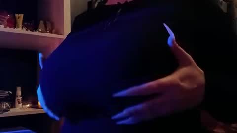 sweetcalciferr online show from November 30, 2025, 8:13 pm