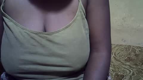 Snapshot of sweetdivah2 chatting on June 3, 2026, 11:43 pm divinah online show from June 3, 2026, 11:43 pm