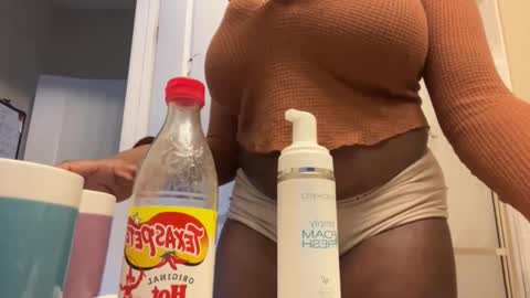 sweetgirllei online show from February 2, 2025, 6:10 pm