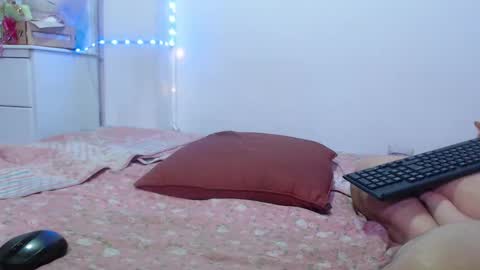 Snapshot of sweethoney22_ chatting on October 4, 2025, 4:43 am Sabrina y Eliot online show from October 4, 2025, 4:43 am