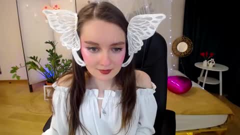 Snapshot of sweetintouch chatting on February 19, 2025, 3:28 am sweetintouch online show from February 19, 2025, 3:28 am