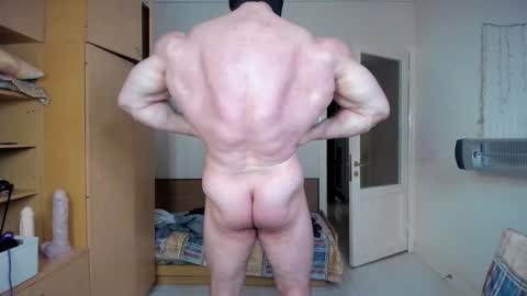 Snapshot of sweetmuscles_boy chatting on June 11, 2026, 12:58 pm Lorenzo online show from June 11, 2026, 12:58 pm