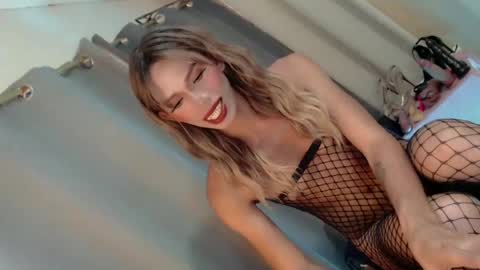 sweetnaughty_mia online show from July 12, 2026, 8:16 am