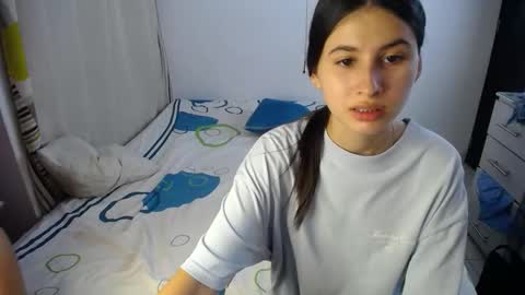 Snapshot of sweetpink1_ chatting on October 4, 2025, 4:32 am Caro  Lily online show from October 4, 2025, 4:32 am