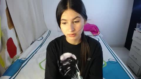 Snapshot of sweetpink1_ chatting on October 17, 2025, 3:53 am Caro  Lily online show from October 17, 2025, 3:53 am