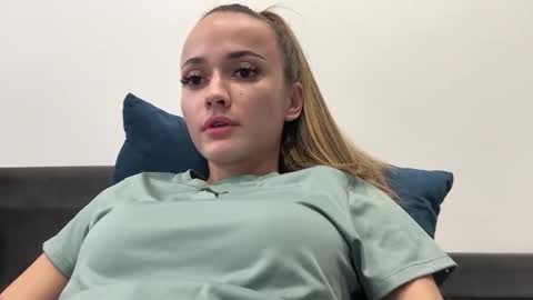 sweetsatalana online show from April 4, 2026, 3:20 pm