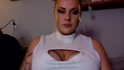 sweetsinz_ online show from October 11, 2025, 8:51 pm