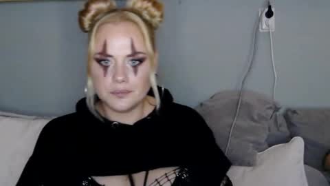 sweetsinz_ online show from October 31, 2025, 10:33 pm