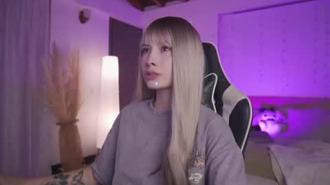 Cat independent model  online show from March 7, 2025, 6:46 am