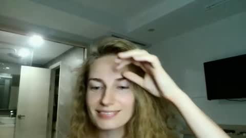 sweety_fruits online show from March 11, 2026, 1:39 pm